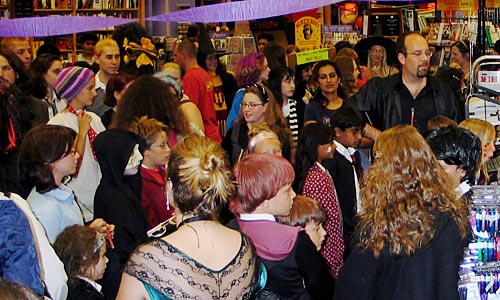 Pre-sale crowds at Borders